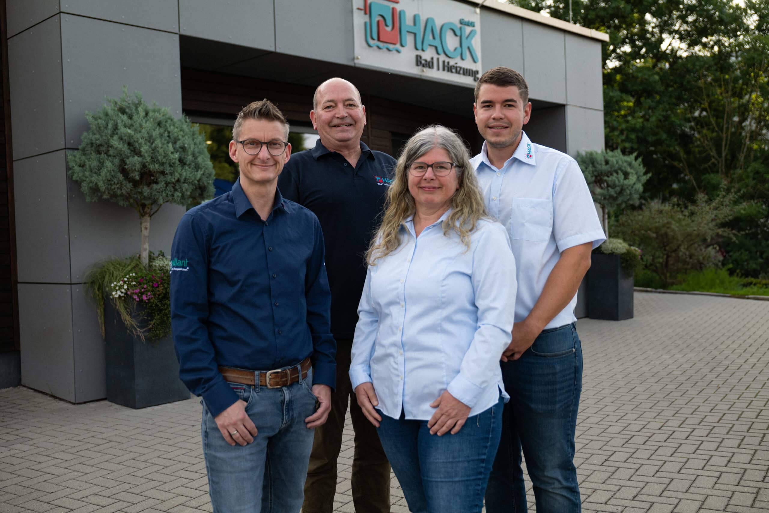 Vier Personen vor HACK Gebäude stehend.