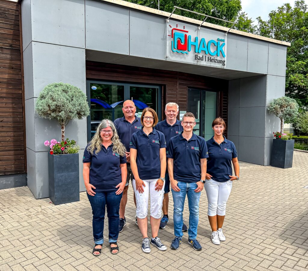 Team vor Hack Bad und Heizung Gebäude